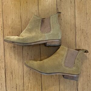 Tom’s Tan Suede Chelsea Boots